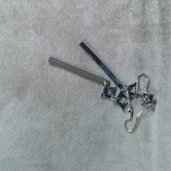 ***Silver color bars hanging cutout diamond design earring - Picture 2 of 2